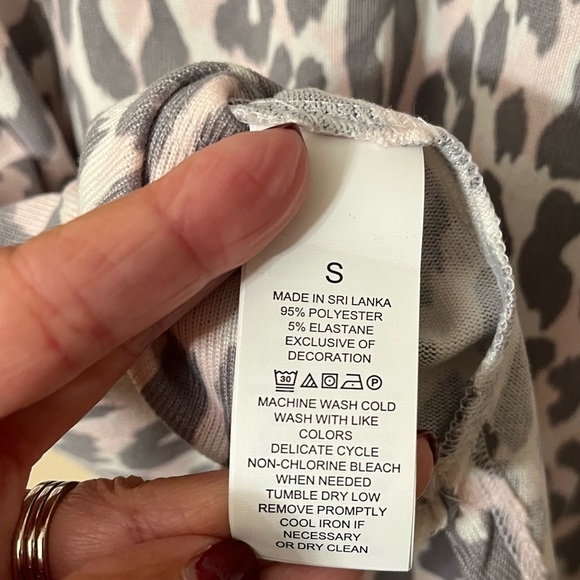 Kate Spade Gray/Pink Leopard Print Pajama Top NWOT Sz S - Picture 2 of 5